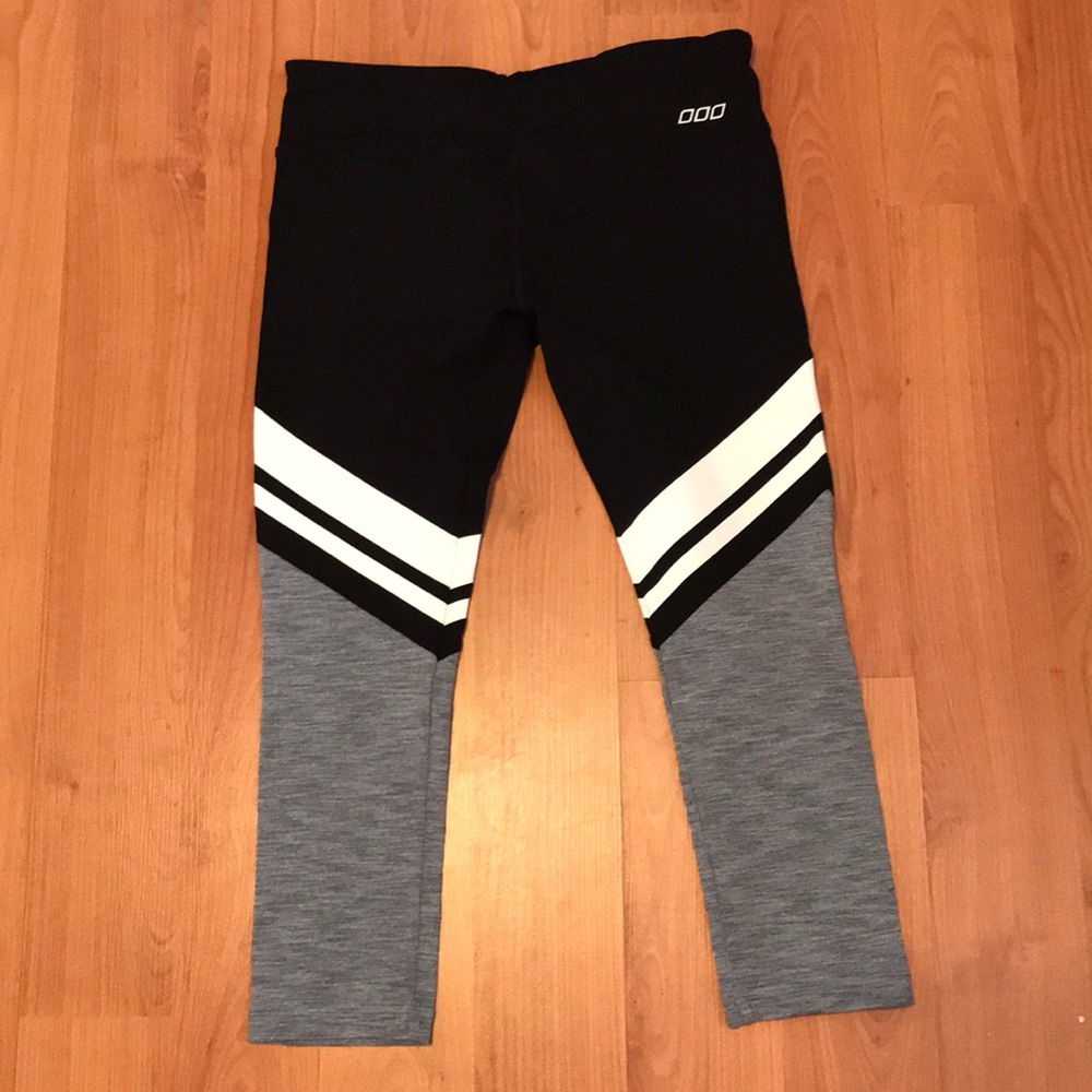 Size small Lorna Jane legging crops